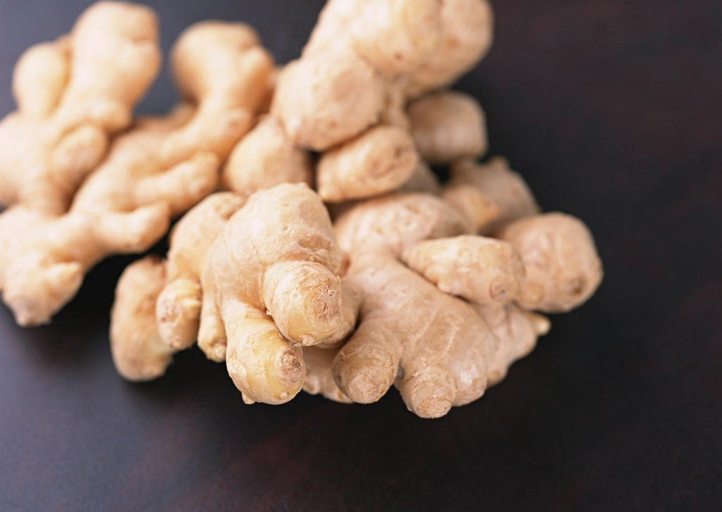 Gengibre ralado com limão e mel em pote para consumo natural
