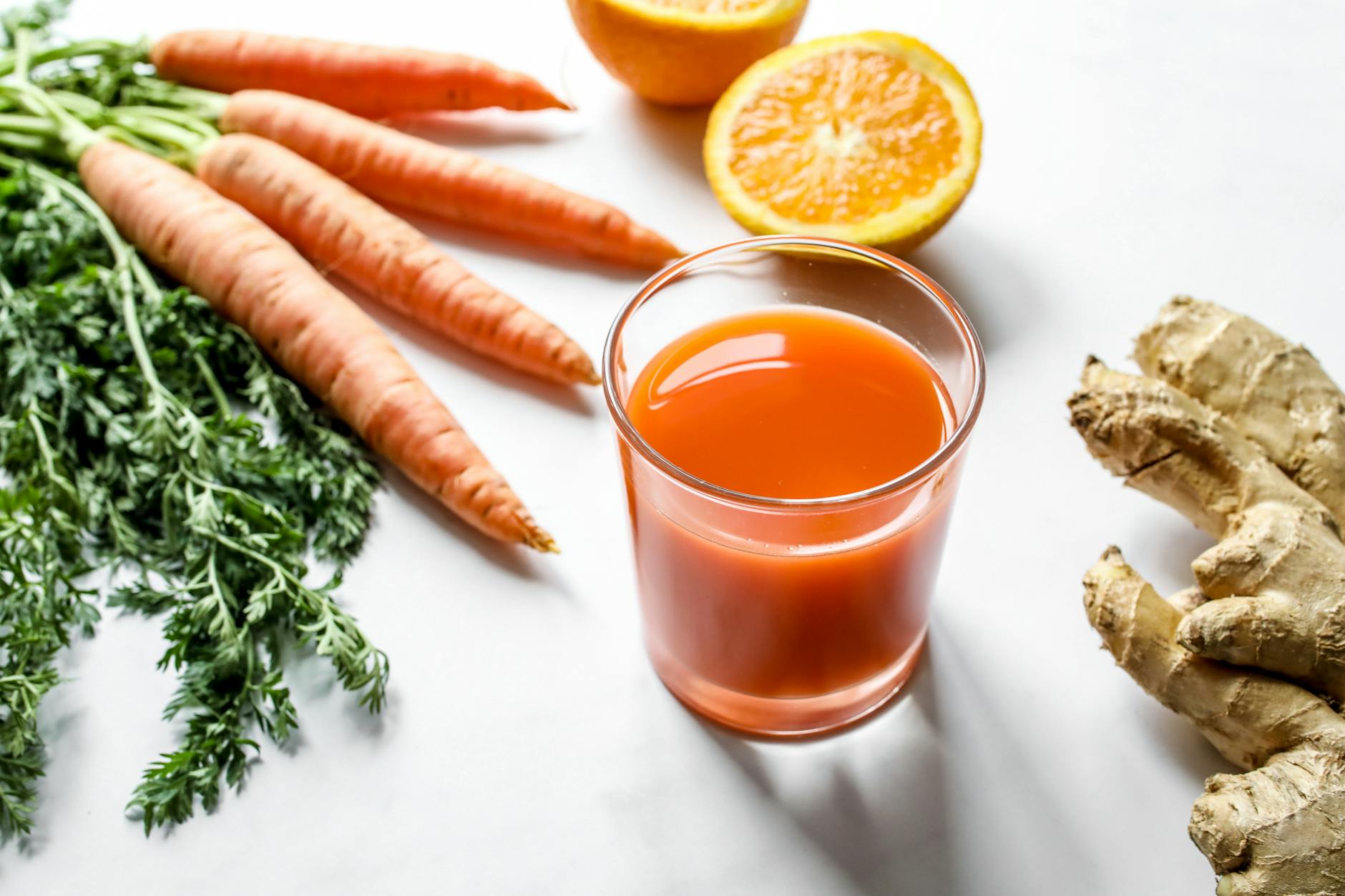 Uma seleção vibrante e colorida de frutas anti-inflamatórias frescas, como cerejas, mirtilos e abacaxi, dispostas em uma tigela de madeira.